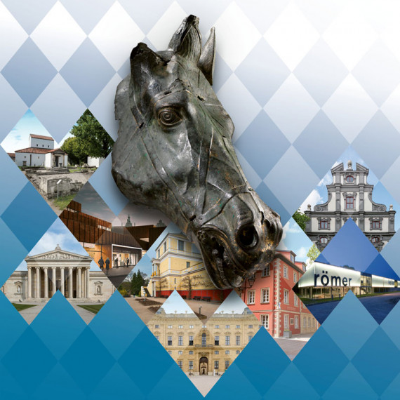Ausstellungsmotiv mit Foto eines bronzenen Pferdekopfes im Vordergrund und mit Fotos der acht beteiligten Museen im Hintergrund.