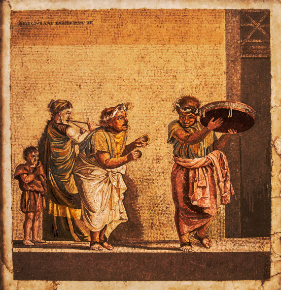 Straßenszene in der Antike mit drei römischen Männern und einem Jungen als Mosaik