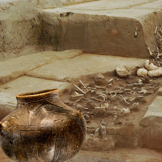 Hintergrund: Ausgrabung in Herxheim mit Menschenknochen. Vordergrund: Linienbandkeramik.