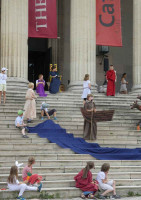 Kinder bei Theateraussführung auf den Stufen der Antikensammlungen
