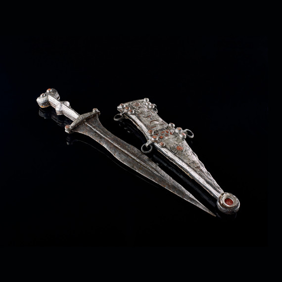 Foto eines römischen Dolches mit Dolchscheide. © LWL-Archäologie für Westfalen / Foto: Stefan Brentführer