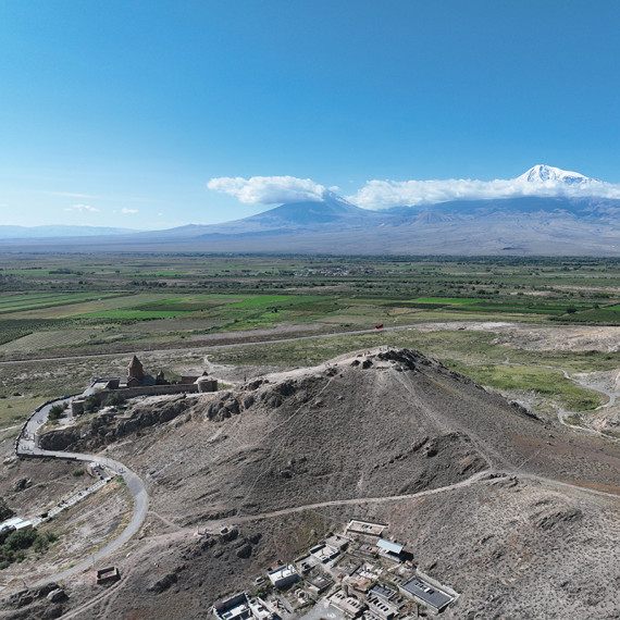Ansicht der Oberstadt von Artaxata vor der Bergkulisse des Ararat. © Armenisch-Deutsches Artaxata-Projekt