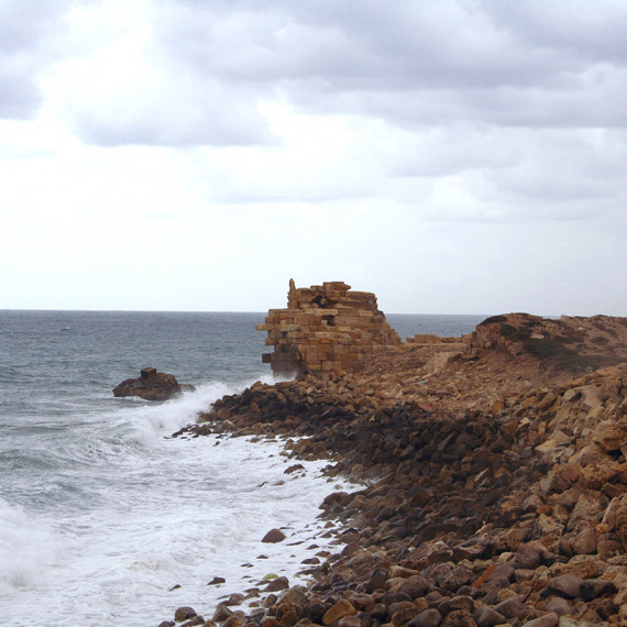 Ostmole des Hafens von Leptis Magna im heutigen Libyen bei schwerer See. &copy; Foto: Stefan Feuser