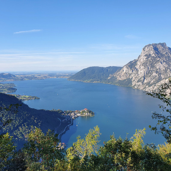 Blick vom Kleinen Sonnenstein über den Traunsee nach Norden, in der Bildmitte die Halbinsel von Traunkirchen. © Wikimedia Commons / Malephi