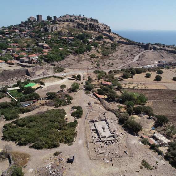 Ruinen der frühbyzantinischen Pilgerkirche und Akropolis in Assos. © Assos-Grabungsarchiv / Foto: Nurettin Arslan