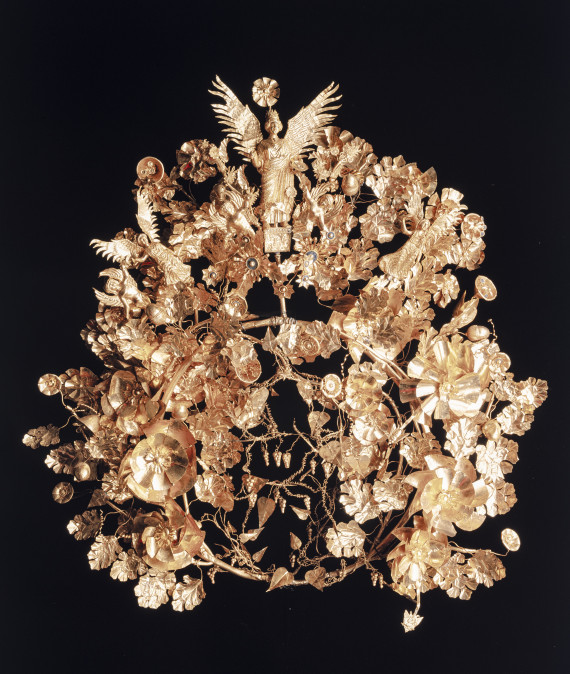 Goldener Bl&uuml;tenkranz mit gefl&uuml;gelkter Figur &uuml;ber der Stirn